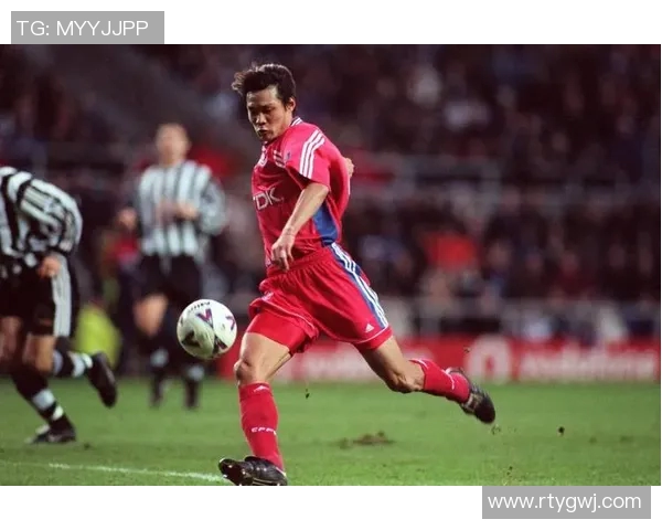 简约风格足球明星素描画像,展现经典瞬间与个性魅力 简约风格足球明星素描画像,展现经典瞬间与个性魅力